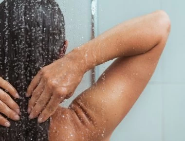 Ποια συνήθεια στο ντουζ προκαλεί φαλάκρα και τριχόπτωση;